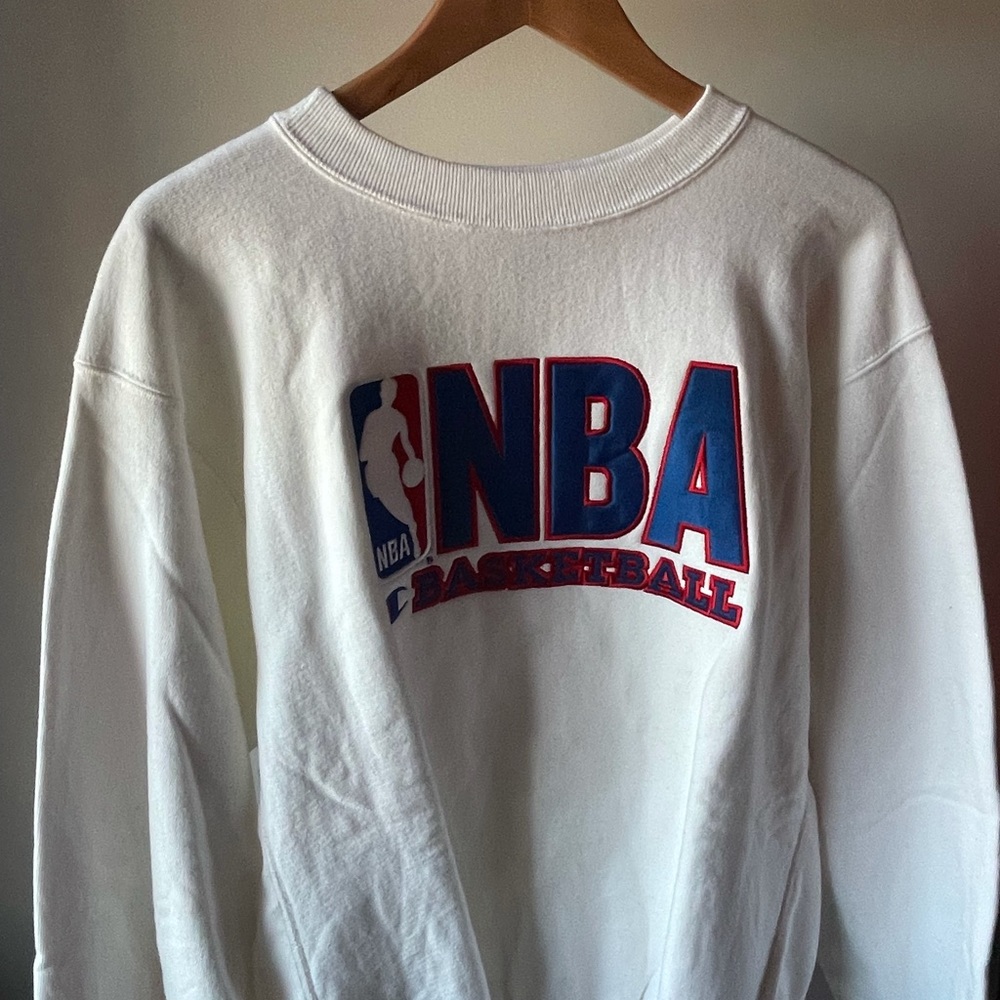 100% AUTHENTIC white, navy, and red ‘90s VINTAGE NBA x CHAMPION Crewneck